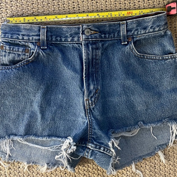 LEVI'S 30" Waist Cut-Off Denim Shorts - Picture 3 of 6